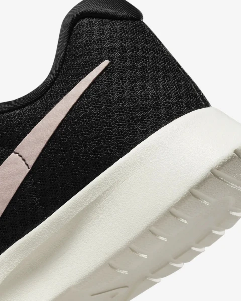 Кроссовки женские Nike TANJUN FLYEASE черно-розовые DV7786-002