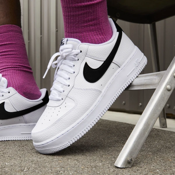 Кроссовки Nike AIR FORCE 1 07 бело-черные CT2302-100