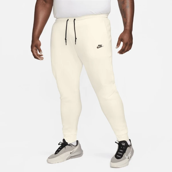 Спортивные штаны Nike M NK TCH FLC JGGR молочные FB8002-113
