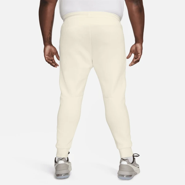 Спортивные штаны Nike M NK TCH FLC JGGR молочные FB8002-113