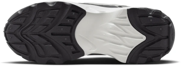 Кроссовки женские Nike W NIKE TC 7900 черно-серые DD9682-001