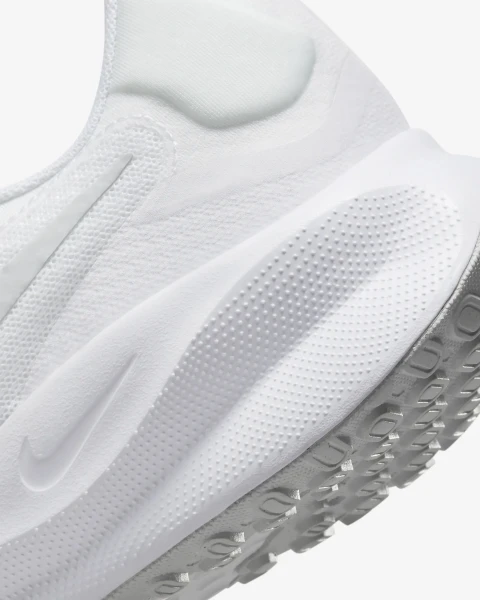 Кросівки бігові Nike REVOLUTION 7 білі FB2207-100