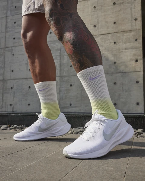 Кросівки бігові Nike REVOLUTION 7 білі FB2207-100
