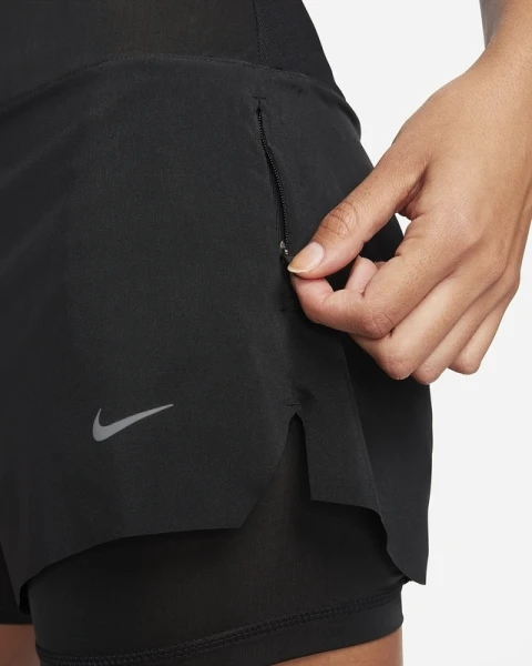 Шорты для бега женские Nike W NK SWIFT DF MR 3IN 2N1 SHORT черные DX1029-010
