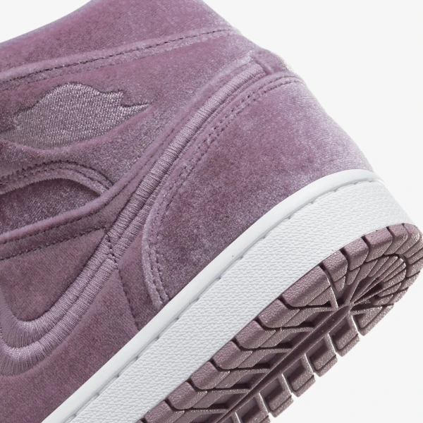 Кроссовки женские Nike JORDAN AIR 1 MID SE фиолетовые DQ8397-500