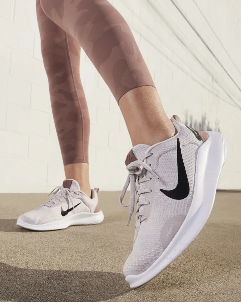 Кроссовки беговые женские Nike W FLEX EXPERIENCE RN 12 бежево-коричневые DV0746-001