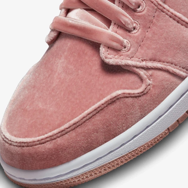 Кросівки жіночі Nike JORDAN AIR 1 LOW SE рожеві DQ8396-600