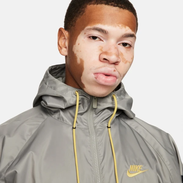 Вітровка Nike M NK WVN LND WR HD JKT чорно-сіра DA0001-017