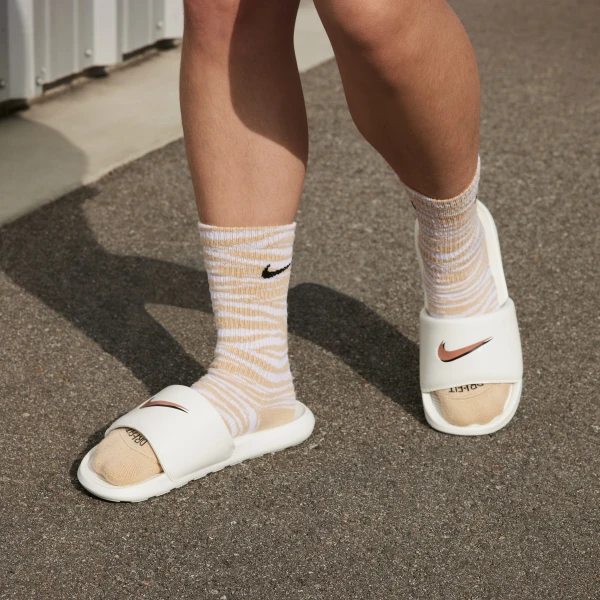 Шлепанцы женские Nike VICTORI ONE SLIDE SWOOSH молочные FZ1394-100