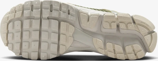 Кроссовки Nike ZOOM VOMERO 5 оливковые FJ1915-200