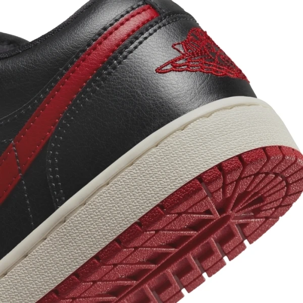 Кроссовки женские Nike AIR JORDAN 1 LOW черно-красные DC0774-061