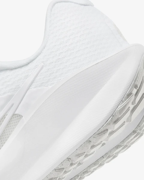 Кроссовки беговые Nike DOWNSHIFTER 13 белые FD6454-100