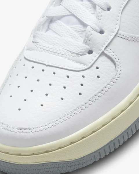 Кроссовки подростковые Nike AIR FORCE 1 LV8 3 (GS) бело-серые DX1657-100