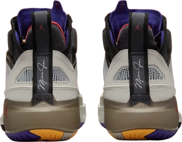 Кросівки баскетбольні Nike AIR JORDAN XXXVII світло-бежево-коричнево-чорні DD6958-060