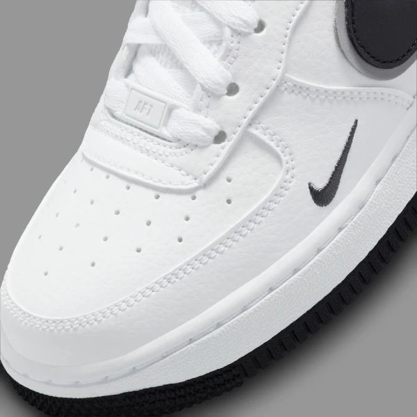 Кроссовки подростковые Nike AIR FORCE 1 (GS) бело-серебряно-черные DX9269-100