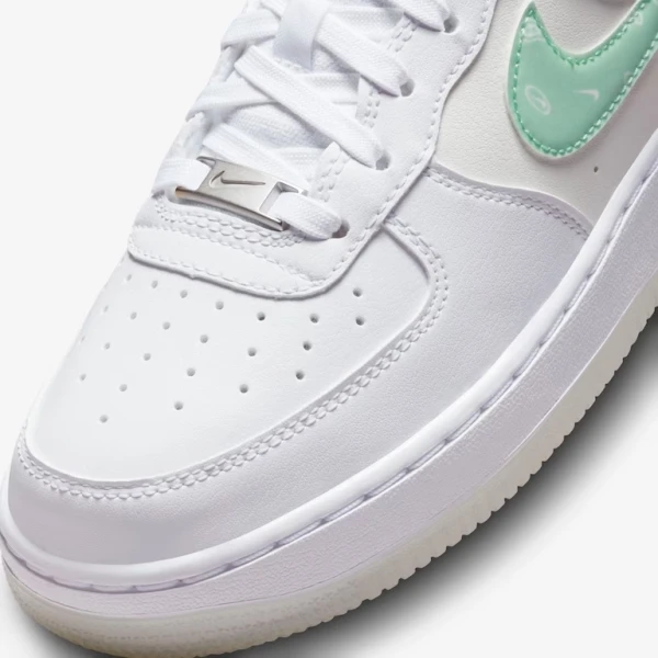 Кросівки підліткові Nike AIR FORCE 1 LV8 (GS) біло-м'ятно-оранжеві FJ7706-131