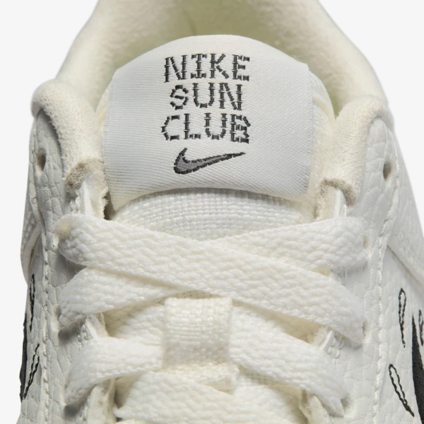 Кросівки підліткові Nike AIR FORCE 1 LV8 NN (GS) білі DQ7690-100