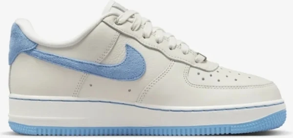Кросівки жіночі Nike AIR FORCE 1 LXX біло-блакитні DX1193-100