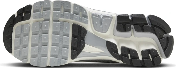 Кроссовки женские Nike ZOOM VOMERO 5 серо-белые FD9919-001