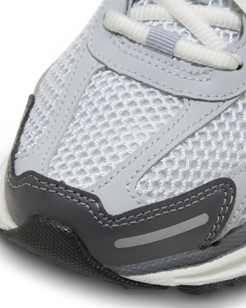 Кроссовки женские Nike ZOOM VOMERO 5 серо-белые FD9919-001