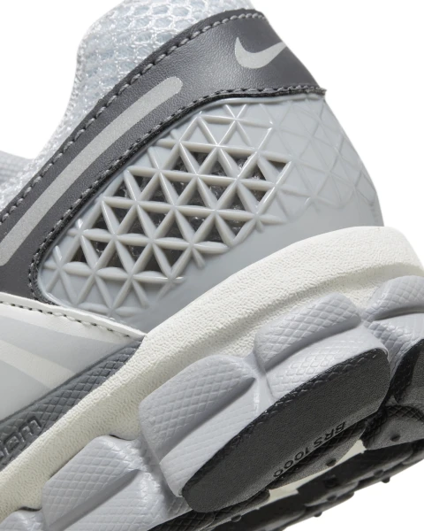 Кроссовки женские Nike ZOOM VOMERO 5 серо-белые FD9919-001
