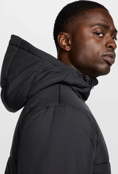 Куртка Nike M NSW SW AIR SYN FILL JKT черная HM0198-011