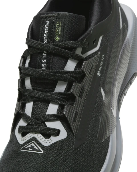 Кросівки для трейлраннінгу жіночі Nike PEGASUS TRAIL 5 GORE-TEX чорно-темно-сірі FQ0912-001