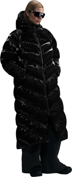 Куртка женская Nike WINDPUFFER THERMA-FIT LOOSE HOODED SHINE PARKA черная FV7827-010