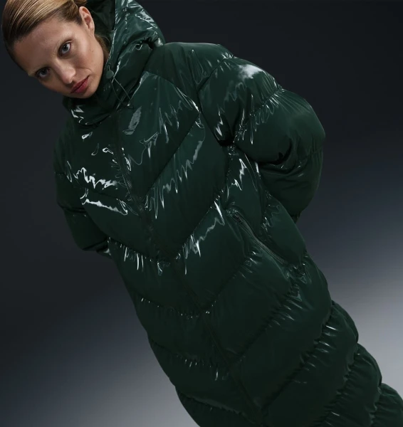 Куртка жіноча Nike WINDPUFFER THERMA-FIT LOOSE HOODED SHINE PARKA темно-зелена FV7827-338