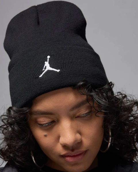 Шапка Nike JORDAN PEAK SATIN LINED BEANIE черная HJ3224-010