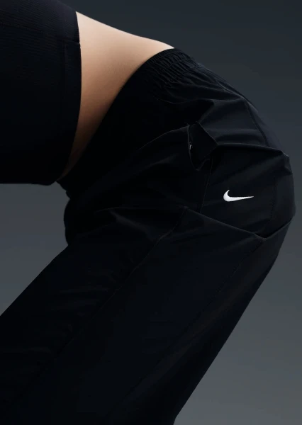 Спортивные штаны женские Nike WINDRUNNER HIGH-WAISTED WOVEN OPEN-HEM PANTS черные FV7655-010