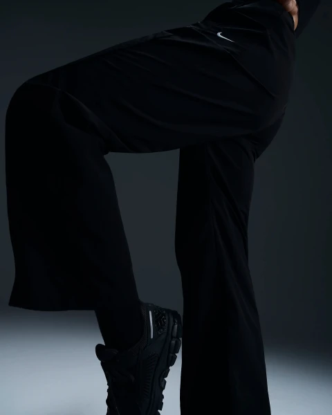 Спортивные штаны женские Nike WINDRUNNER HIGH-WAISTED WOVEN OPEN-HEM PANTS черные FV7655-010
