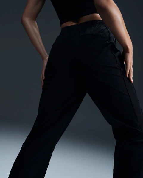 Спортивные штаны женские Nike WINDRUNNER HIGH-WAISTED WOVEN OPEN-HEM PANTS черные FV7655-010