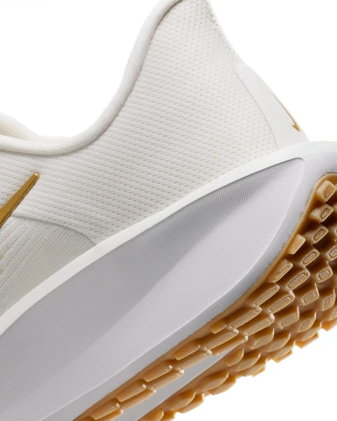 Кросівки бігові жіночі Nike QUEST 6 кремово-золоті FD6034-003