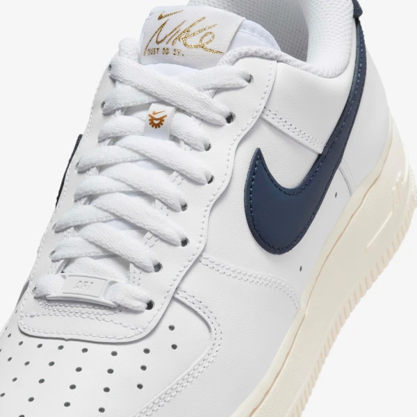 Кросівки жіночі Nike AIR FORCE 1 '07 FLYEASE біло-темно-синьо-золоті HJ9122-100