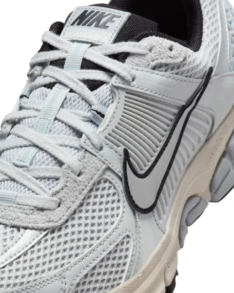 Кроссовки женские Nike ZOOM VOMERO 5 светло-серые FN6742-002