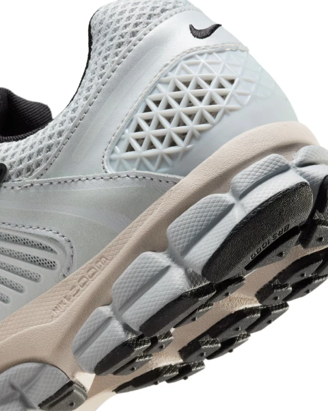 Кроссовки женские Nike ZOOM VOMERO 5 светло-серые FN6742-002