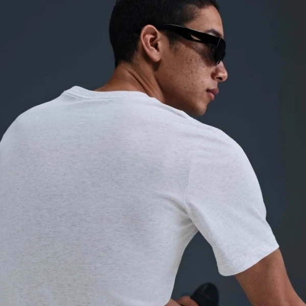 Футболка Nike SPORTSWEAR CLUB TEE світло-сіра AR4997-051
