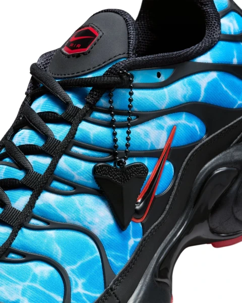 Кроссовки Nike AIR MAX PLUS голубо-черно-красные HQ3824-001