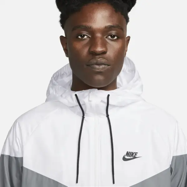 Вітровка Nike SPORTSWEAR WINDRUNNER JACKET сіро-біла 727324-084