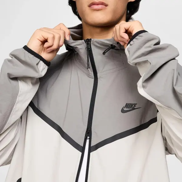 Вітровка Nike TECH WOVEN JACKET біло-сіра HM7151-014