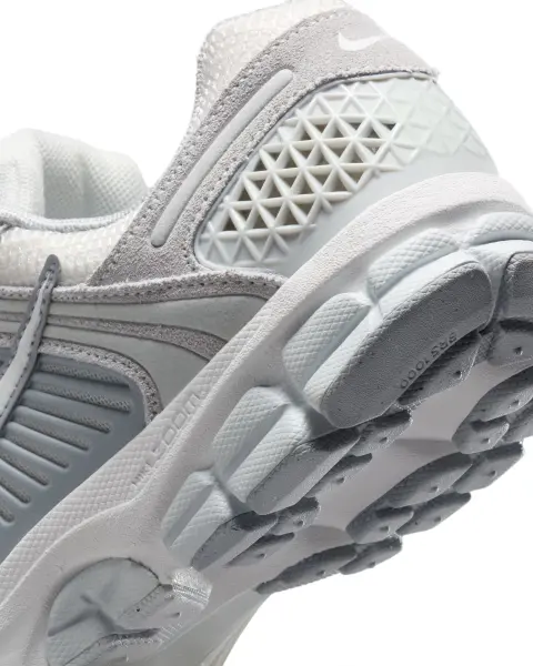 Кроссовки женские Nike ZOOM VOMERO 5 бело-светло-серые HQ0458-001
