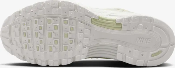 Кросівки жіночі Nike P-6000 бежево-срібні IB3485-001