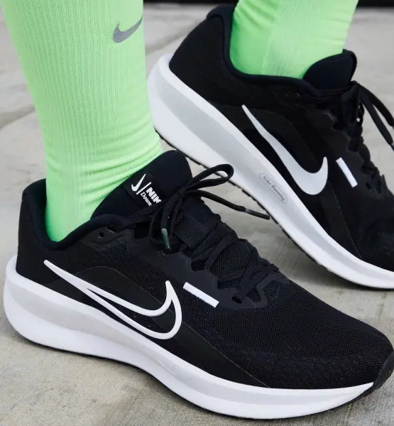 Кросівки бігові жіночі Nike DOWNSHIFTER 13 чорно-білі FD6476-001