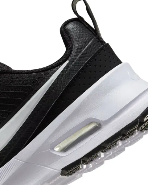 Кросівки жіночі Nike AIR MAX NUAXIS чорно-білі HF1233-001