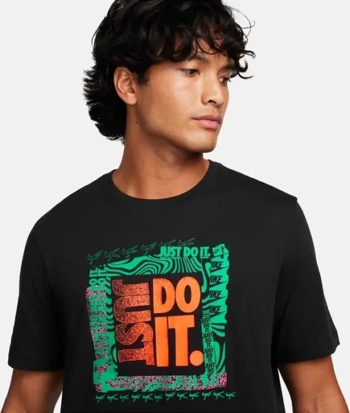 Футболка Nike SPORTSWEAR черная FQ3772-010