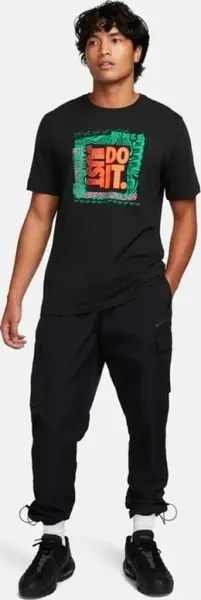 Футболка Nike SPORTSWEAR черная FQ3772-010