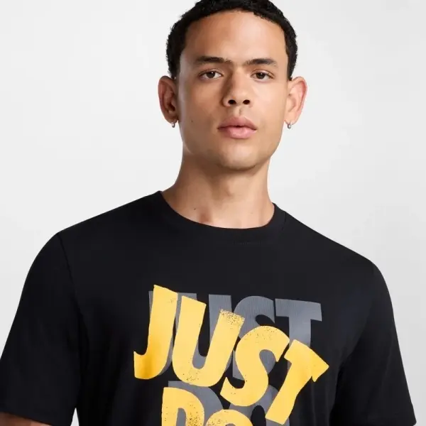 Футболка Nike SPORTSWEAR чорна HJ0554-010