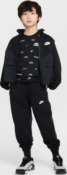 Футболка подростковая Nike SPORTSWEAR черная HM5851-010