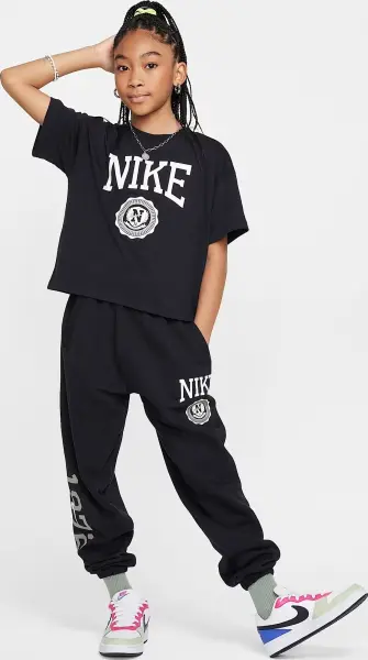 Футболка подростковая Nike SPORTSWEAR черная HM6303-010